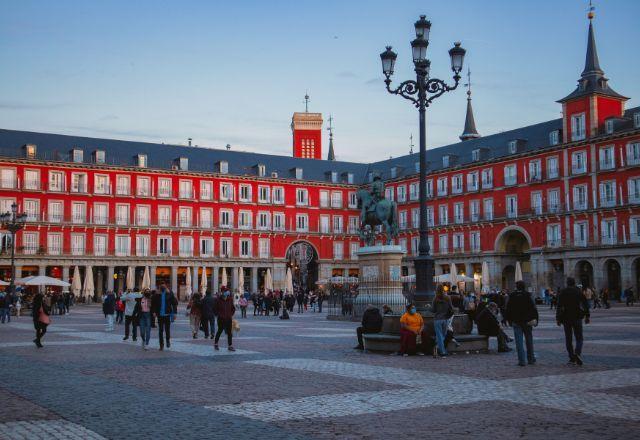 Espanha suspende uso obrigatório de máscara em ambientes abertos