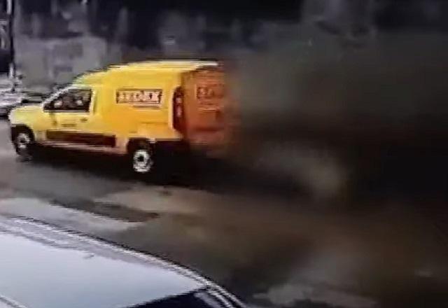 Carteiro se joga de carro dos Correios durante fuga com criminosos