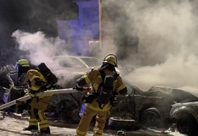 Motorista de caminhão bêbado destrói 31 carros na Alemanha