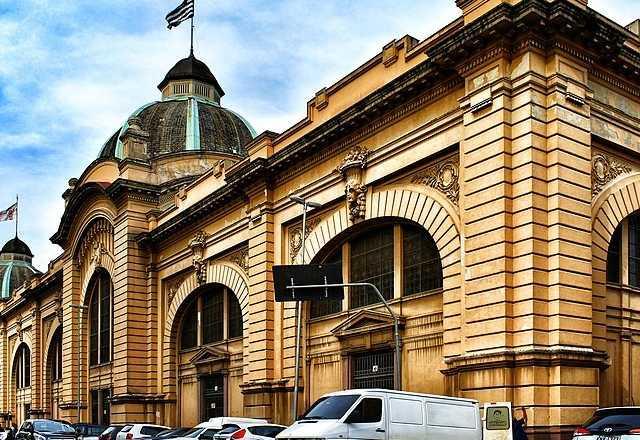 Mercadão de SP interdita boxes após denúncias sobre "golpe da fruta"