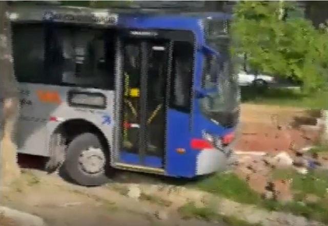 Motorista de ônibus tem mal súbito, atropela serralheiro e os dois morrem