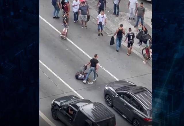 Suspeito de roubo é linchado na rua 25 de Março, no centro de São Paulo