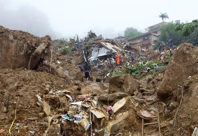 Sobe para 108 o número de mortos após temporal em Petrópolis