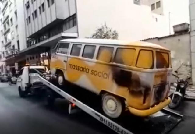 Kombi da ONG Pão do Povo da Rua pega fogo; instituição pede ajuda