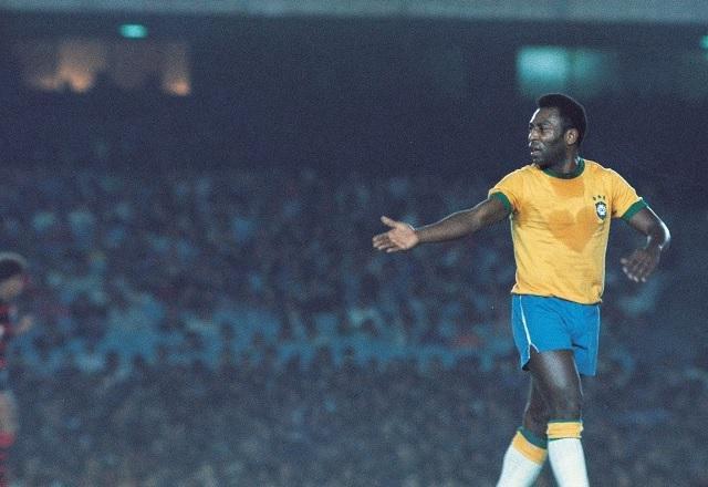 Pelé já foi expulso e voltou a campo por pressão da torcida