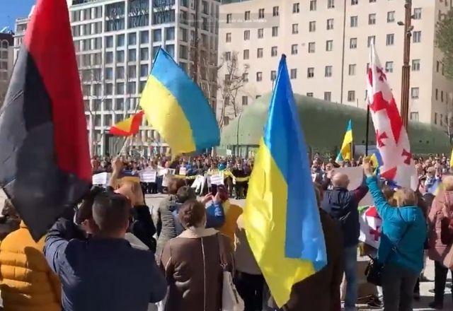 Moradores de Varsóvia e Madri fazem manifestação e pedem paz na Ucrânia