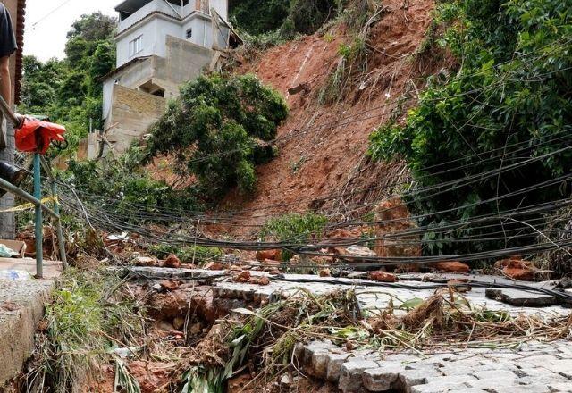 Petrópolis: Defesa Civil interdita via no centro por risco de deslizamento