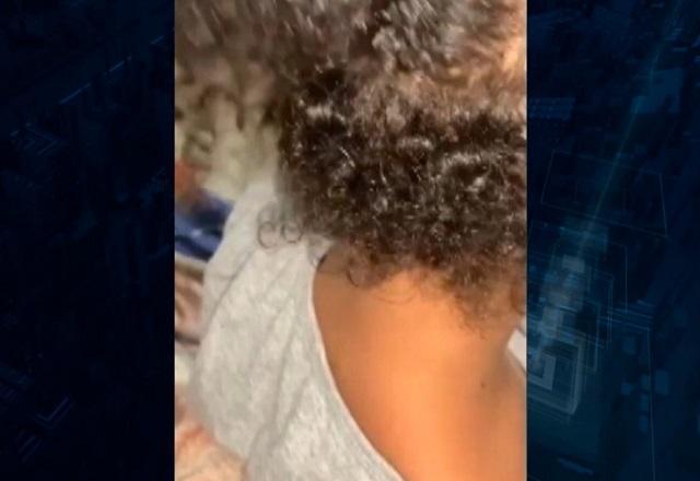 Menina tem cabelo cortado enquanto dormia em ônibus escolar