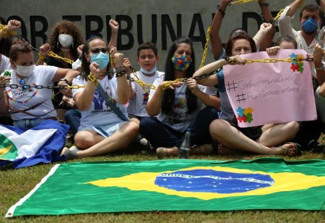 Grupos protestam contra mudanças na cobertura em planos de saúde