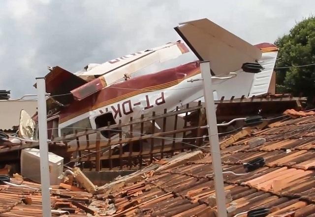 Avião cai sobre casa após decolagem e fere três pessoas