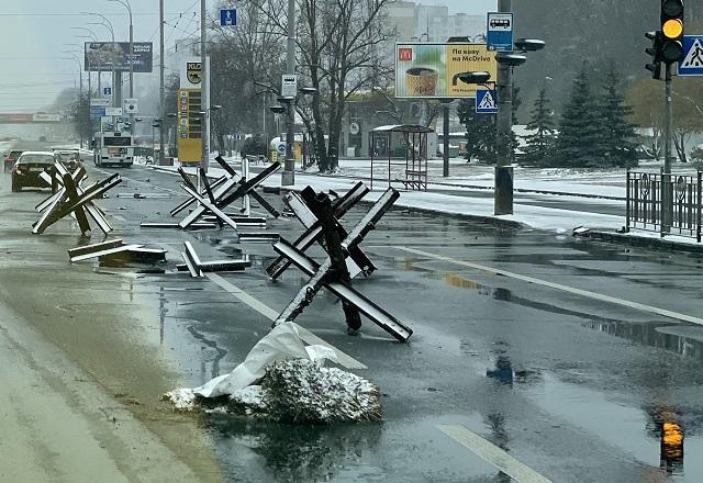 Barricadas e milícias armadas: correspondente relata saída de Kiev