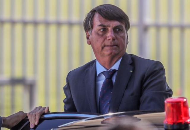 Bolsonaro diz que Saúde estuda rebaixar covid de pandemia para endemia