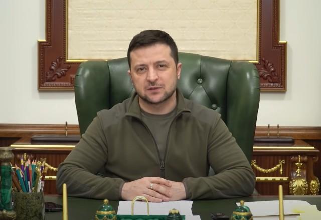 Zelensky: "Não estou me escondendo e não tenho medo de ninguém"