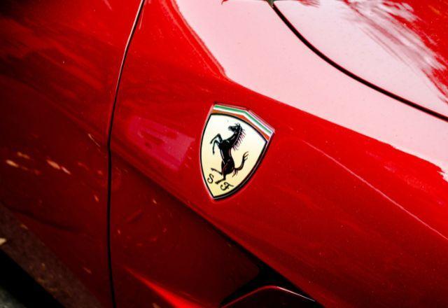 Ferrari suspende produção de veículos de luxo para mercado russo