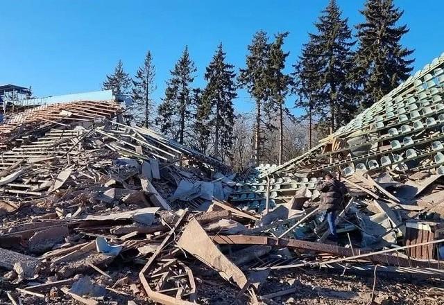 Federação da Ucrânia exibe imagens de estádio destruído por bombardeio russo