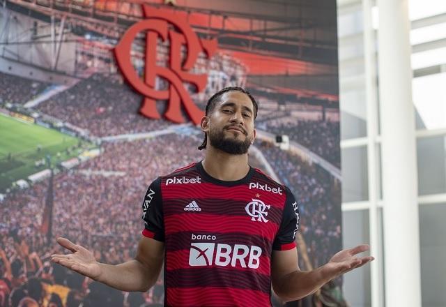 Flamengo anuncia a contratação de Pablo; zagueiro assina até 2025