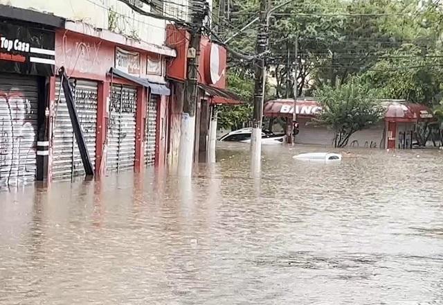 SP: padaria fica destruída após alagamento na zona leste