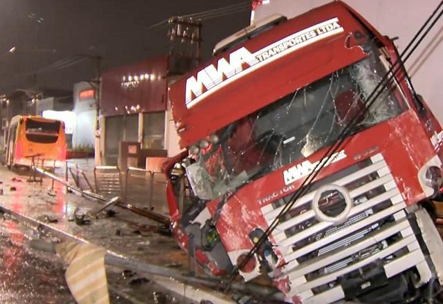 Batida entre carreta e ônibus deixa quatro feridos em SP