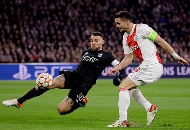 Benfica segura pressão do Ajax, vence e avança na Champions League