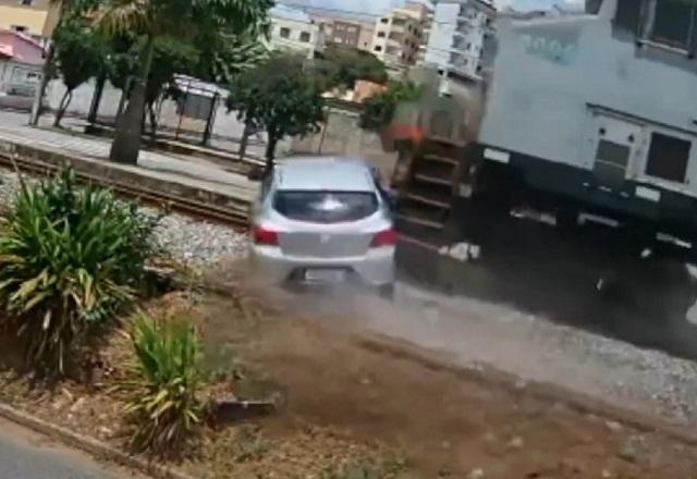 Carro com duas idosas é arrastado por trem em MG