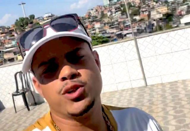 Rapper se recusa a usar máscara e avião retorna a aeroporto para expulsá-lo