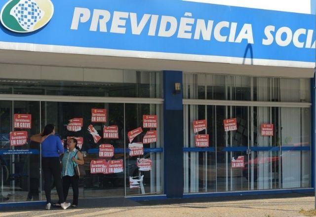 Servidores do INSS entram em greve por tempo indeterminado