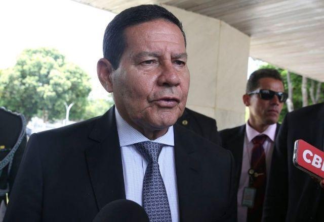 Milton Ribeiro deve esclarecer situação, diz Mourão