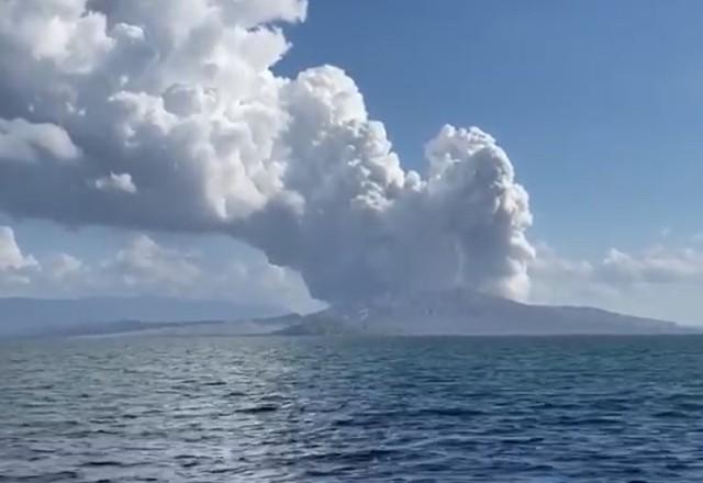 Vulcão entra em erupção nas Filipinas e força retirada de moradores