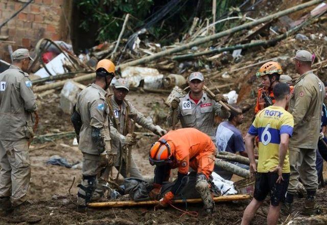 Bombeiros atuam nas buscas de três desaparecidos em Petrópolis