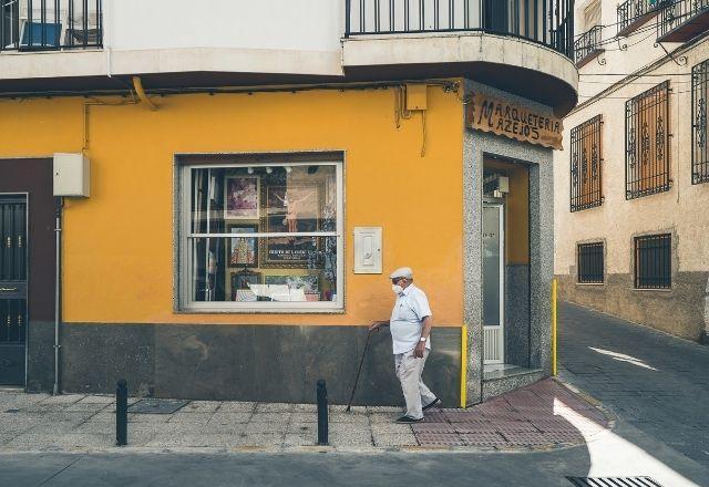 Espanha passa a tratar covid como doença endêmica