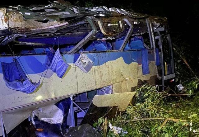 Paraná: ônibus cai em ribanceira e deixa dez mortos em Sapopema