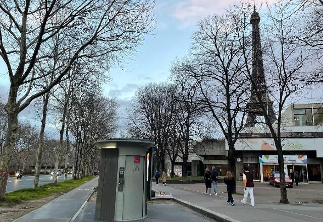 Como e onde usar banheiro de graça em Paris