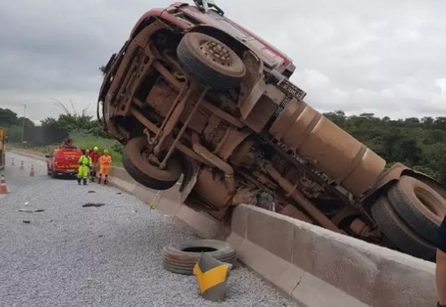 Vídeo: carreta tomba e fica pendurada em viaduto de Minas Gerais