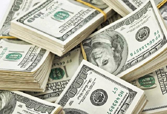 Dólar comercial fecha no menor nível em mais de dois anos