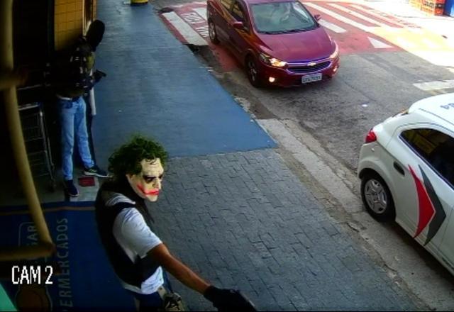 Vídeo: quadrilha do "Coringa" assalta supermercado em Sorocaba (SP)