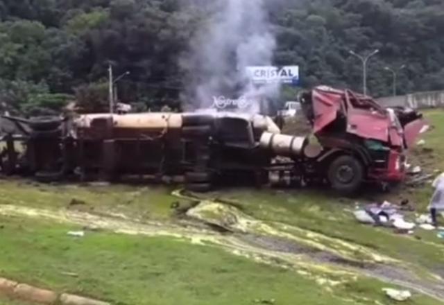 Vídeo: caminhoneiro morre após carreta tombar na BR-480