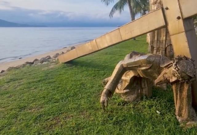 Praia de Ilhabela tem exposição permanente da Via Crucis; conheça