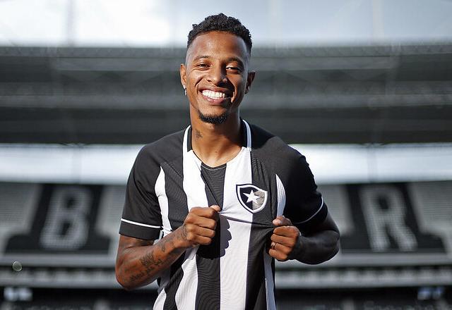 Botafogo anuncia compra de Tchê Tchê junto ao São Paulo