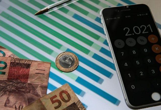 Brasileiros inadimplentes devem em média R$ 4 mil