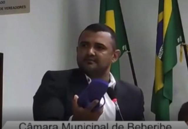 Em discurso, vereador ameaça prefeita de Beberibe (CE) com 'chineladas'