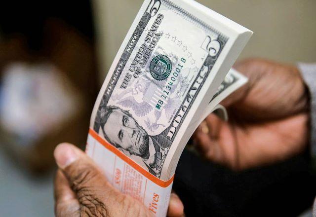 Dólar tem maior alta diária em dois anos e vai a R$ 4,80