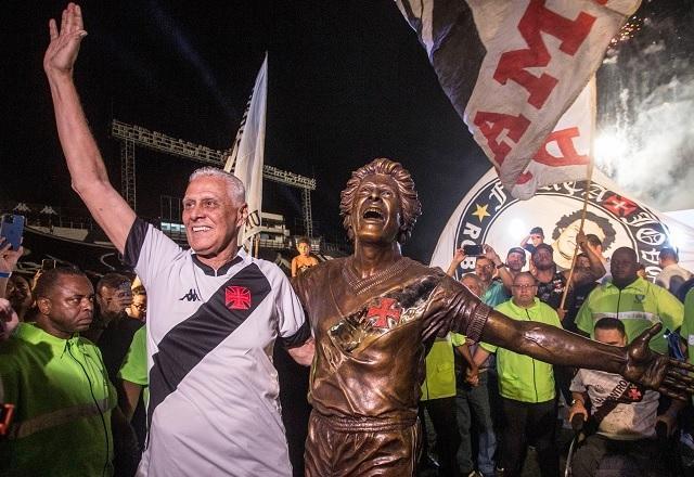 Vasco inaugura estátua de Roberto Dinamite em São Januário