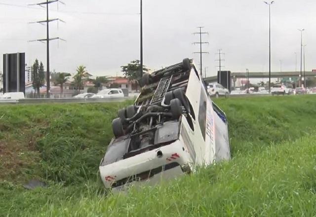 Ônibus de torcedoras do Avaí capota em rodovia de Florianópolis (SC)