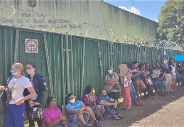 Cartórios registram grandes filas em último dia de regularização eleitoral