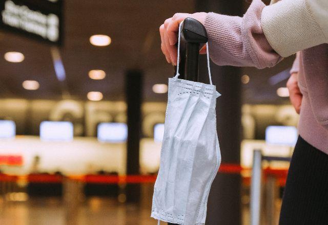 UE anuncia suspensão do uso obrigatório de máscaras em aeroportos