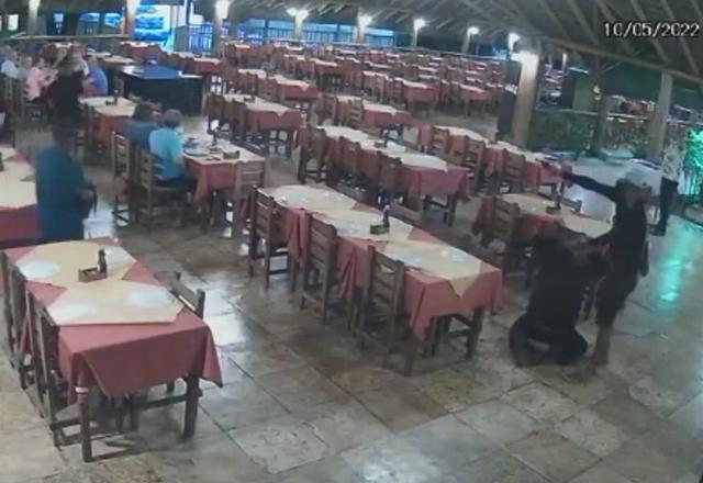 Mulher é agredida durante arrastão em restaurante na Bahia; vídeo