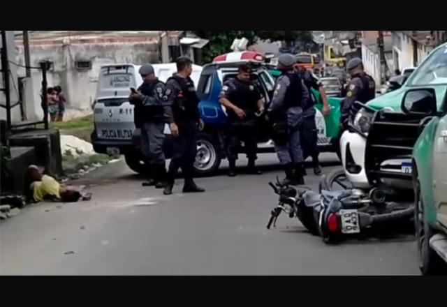 Vídeo: ladrão tenta fugir da PM, mas bate moto em viatura em Manaus