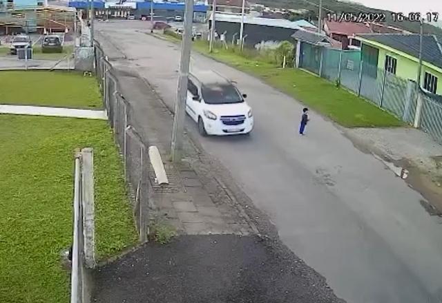 Vídeo: crianças de 3 anos fogem de creche em São José dos Pinhais (PR)