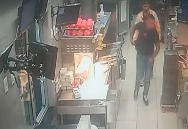 Justiça manda prender bombeiro que atirou em atendente do McDonald's no Rio