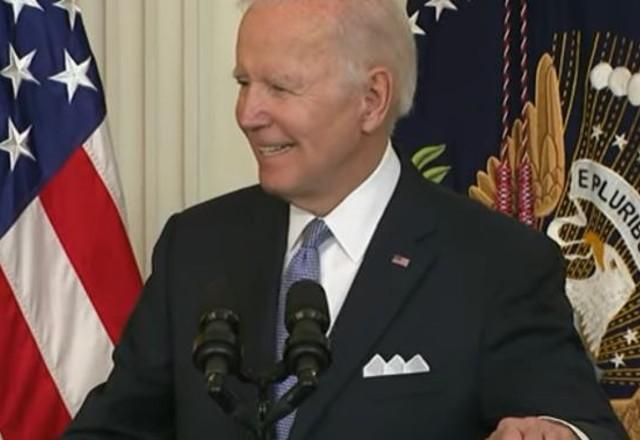 Biden assina lei que aumenta fiscalização de ações policiais nos EUA